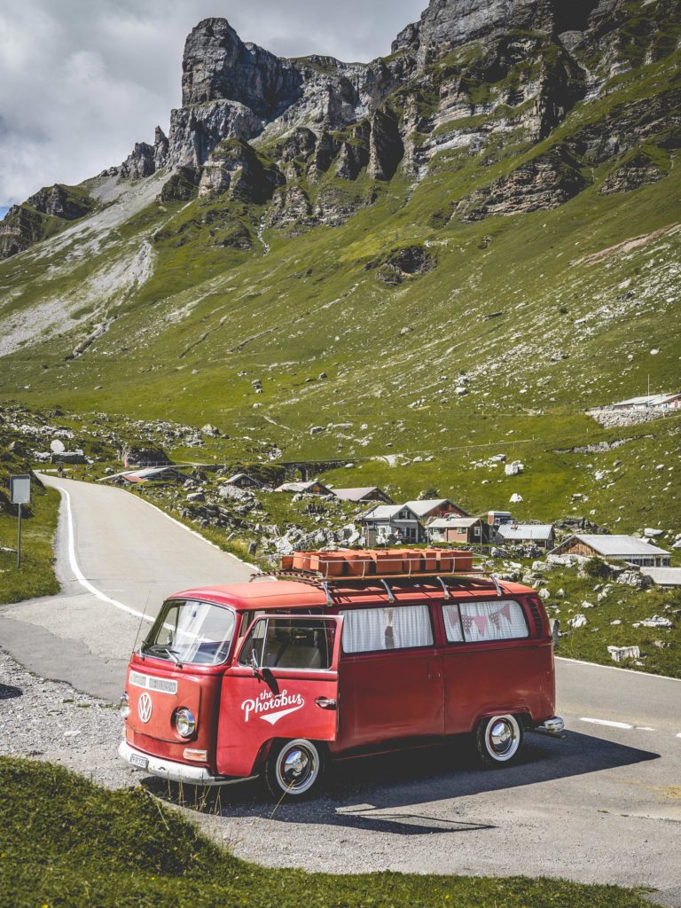 Der Photobus in Schweizer Landschaft