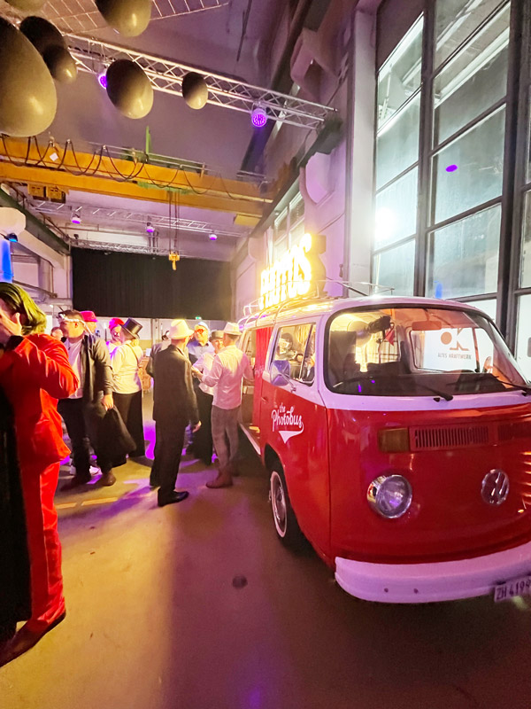 Der Photobus in Basel an einem Event im Alten Krafwerk mit Partygästen