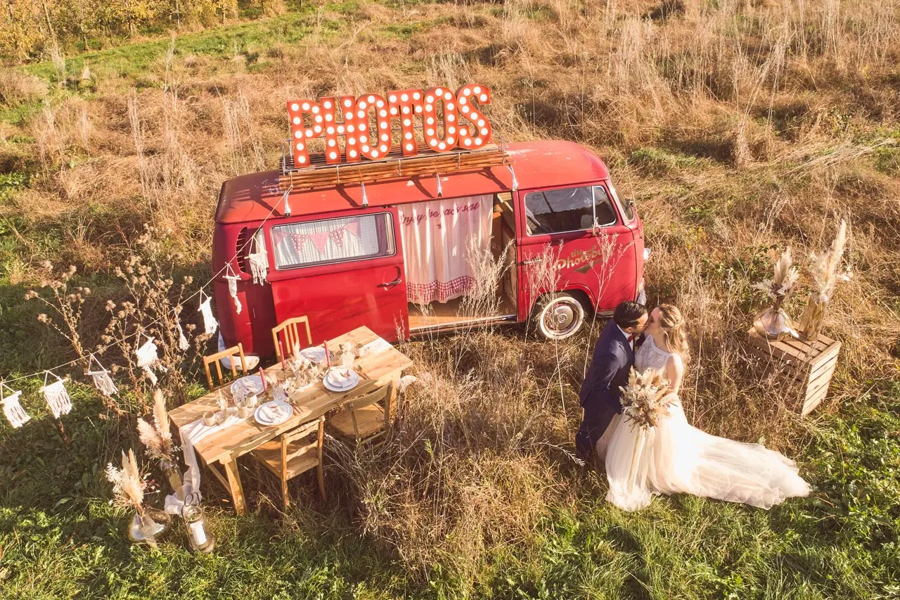 Drohnenaufnahme an einem Hochzeitsshopoting vom Photobus mit Brautpaar auf der Jucker Farm in Seegräben