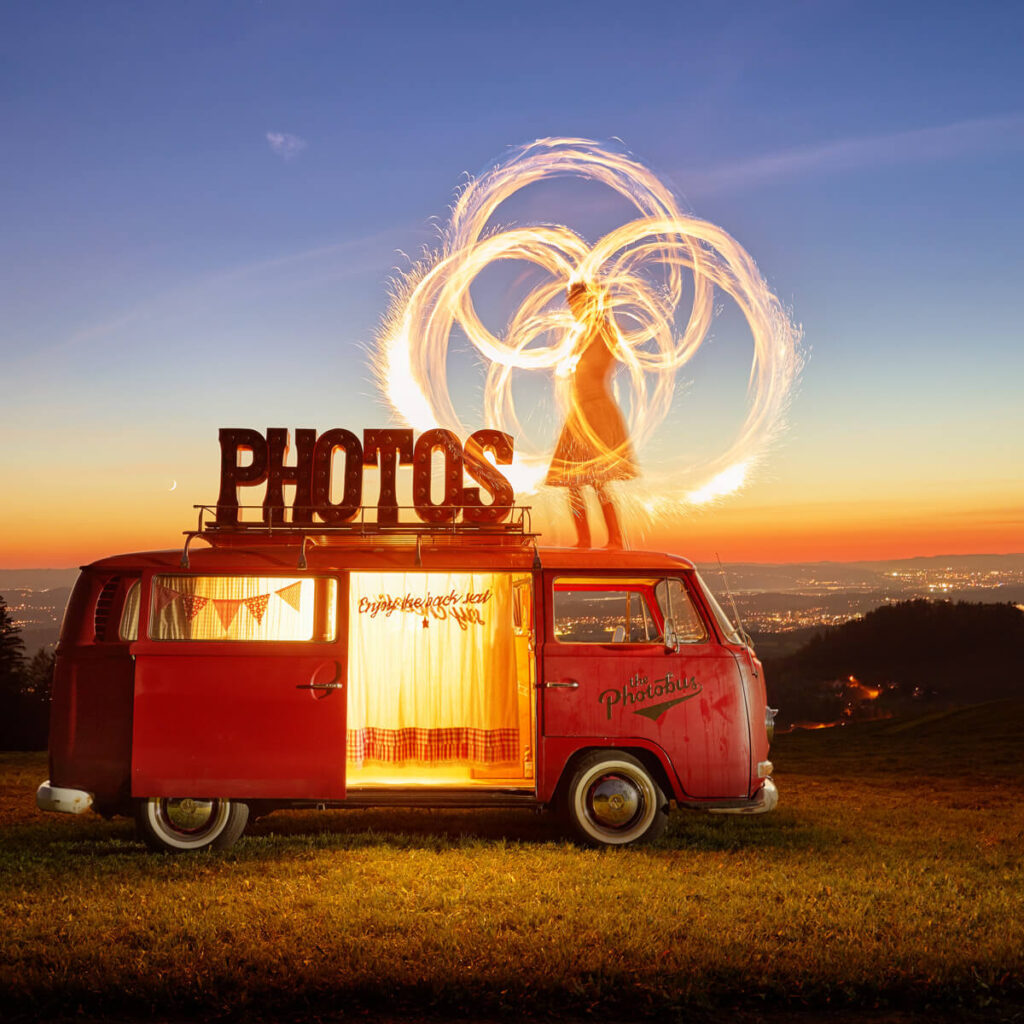 Photobus Rusty in Rotmatt mit Feuershow