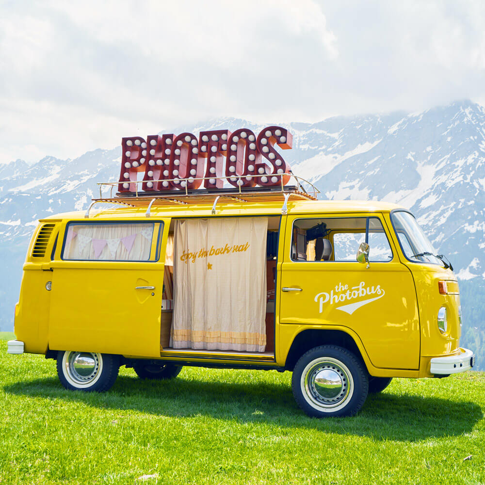 Fotobus Miss Sunshine in den Schweizer Bergen