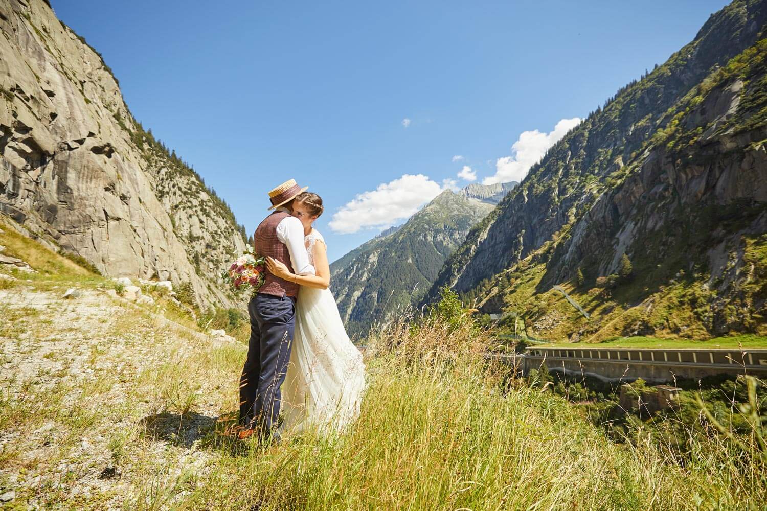 Hochzeitspaar fotografiert auf Schweizer Pass