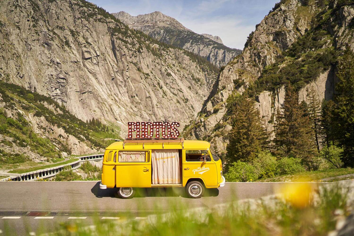 Gelbe Fotobus auf Schweizer Pass auf dem Weg zu einem Fotobox Event