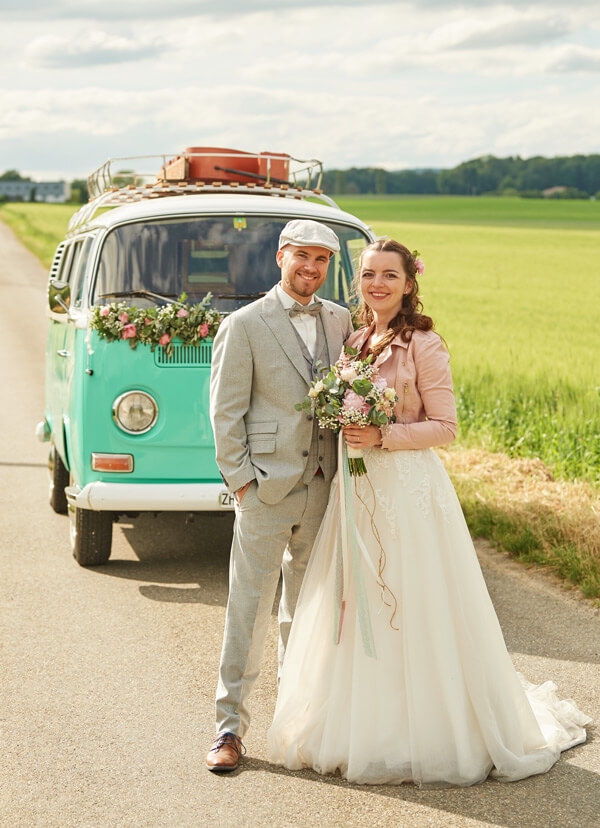 Hochzeitsfotograf mit Oldtimer in der Schweiz