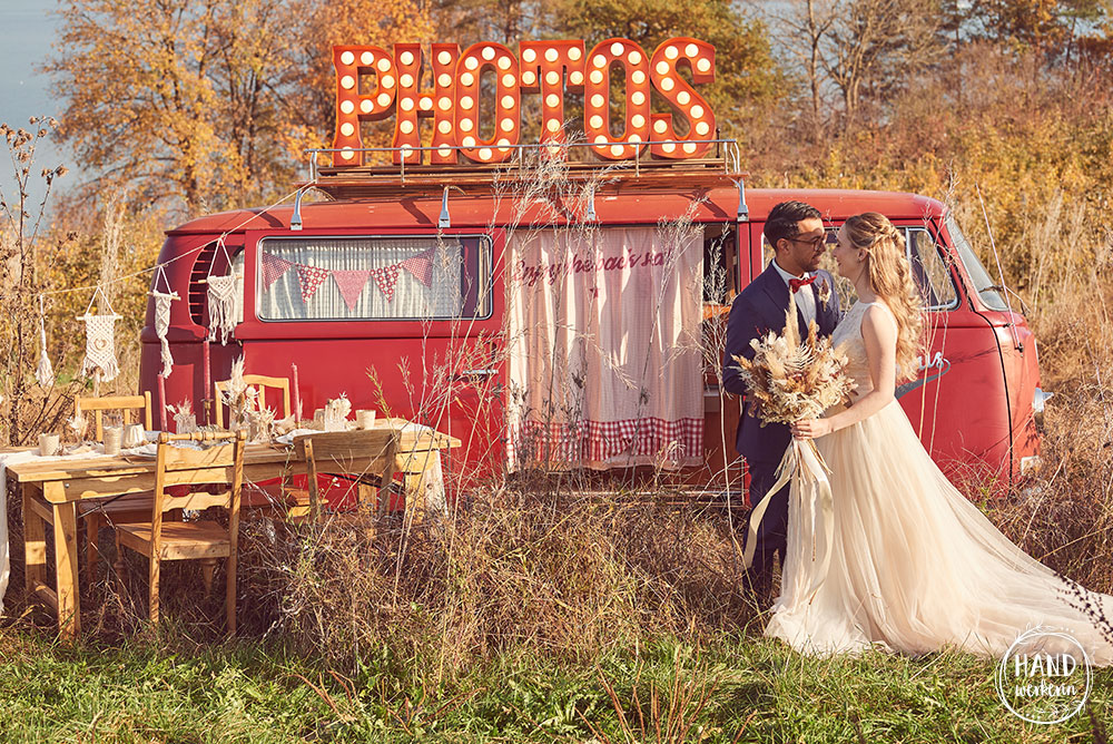 Der Photobus auf der Juckerfarm mit Blumenschmuck und Brautpaar