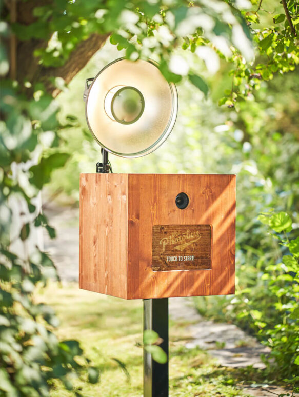 Die Fotobox in der Schweiz als edlem Holz für Firmenanlässe und Hochzeiten