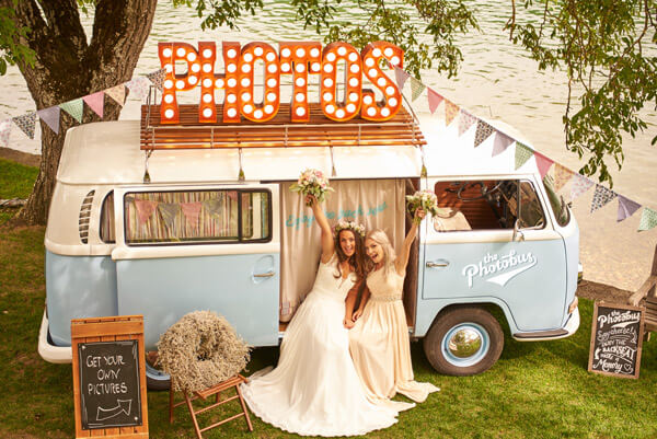 Der Photobus für Hochzeiten in Bern, mit einem Brautpaar vo dem VW Bus