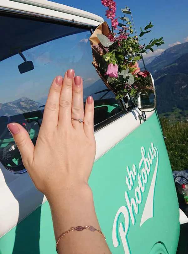 Verlobungsring auf dem Holzbrett im Innern des Photobus