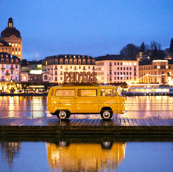 Die Fotobox im VW Bus in Luzern vor dem KKL, fotografiert nach einem Event bei Nacht