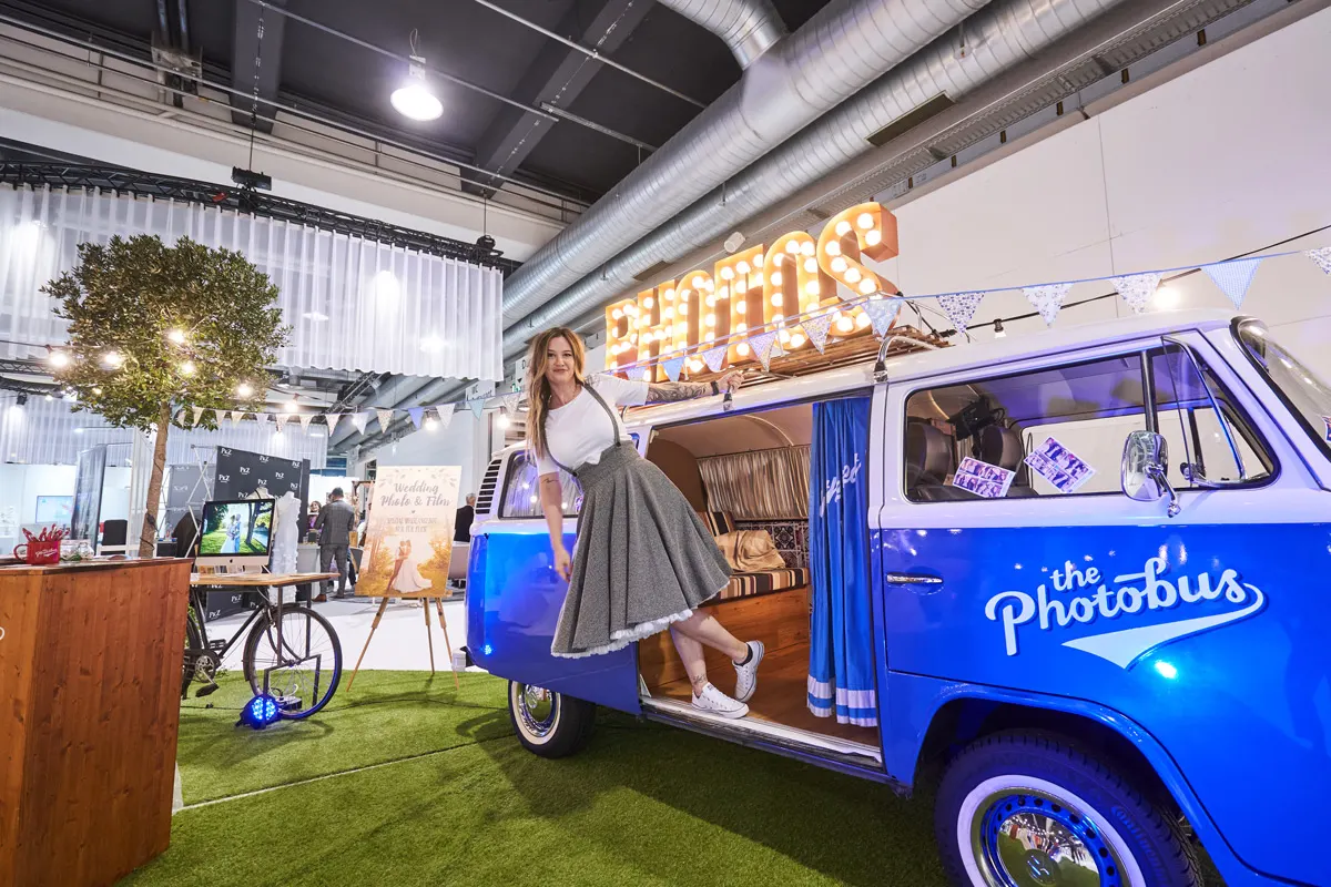 Der blaue Photobus in der Messe Zürich als Fotobox für alle Besucher gratis