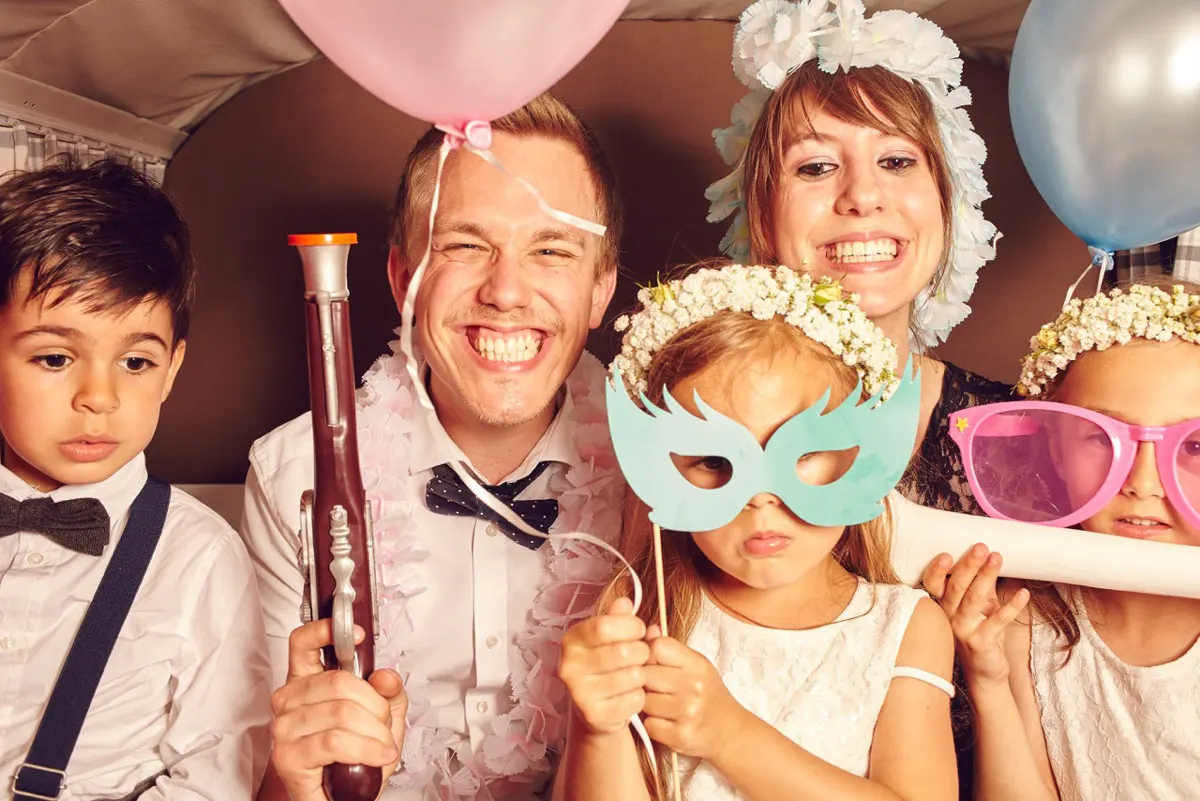 Verkleidet im Photobus mit der ganzen Familie