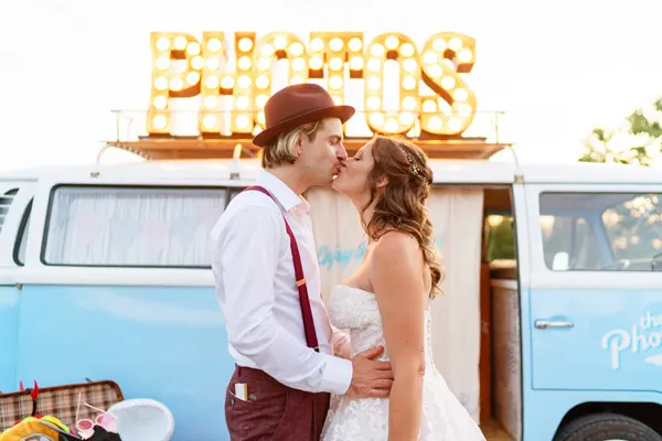 Photobus auf dem Bächlihof von Juckerfarm in Rapperswil Jona mit einem Brautpaar beim Heiraten