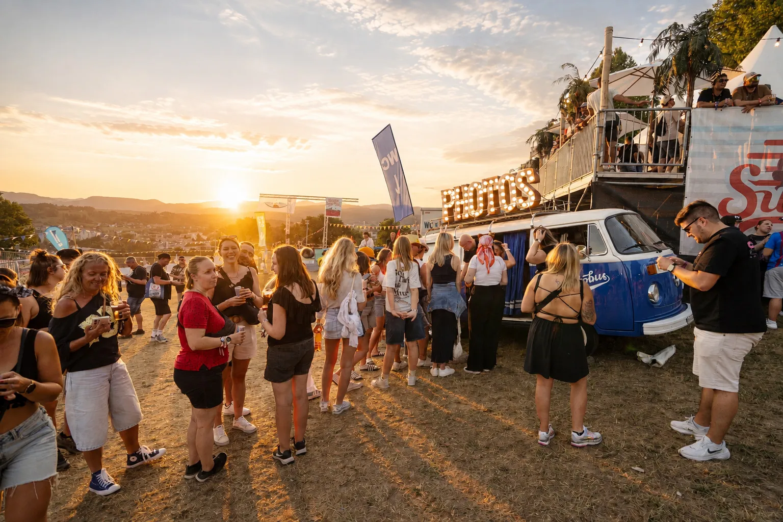 Warteschlange vor der Photobus Fotobox am Heitere Openair 2026 bei Sonnenuntergang in Zofingen