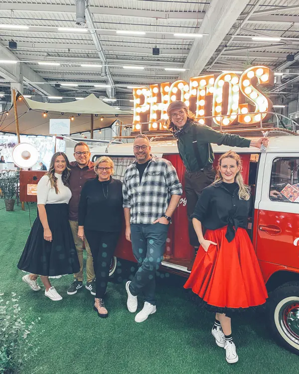 Unsere Teammitglieder testen die Fotobox von Photobus an der Hochzeitsmesse Bern gleich selbst