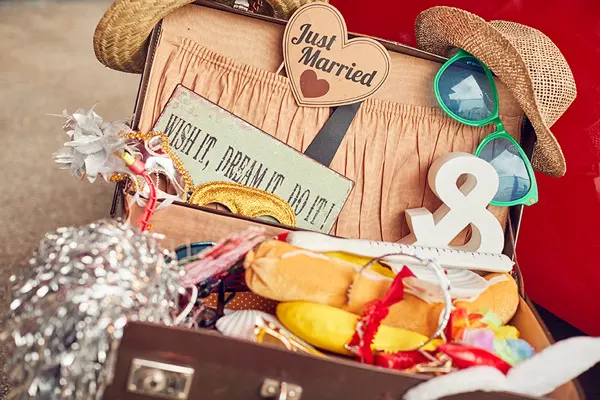 Fotobox Requisiten im Retro Koffer geliefert