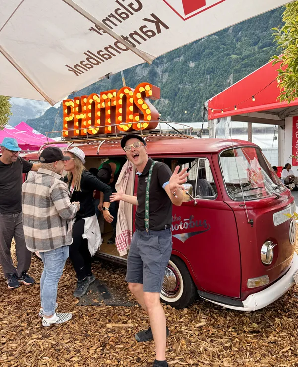 Gäste am ESAF 2025 in Mollis nutzen den Photobus Rusty als Fotobox, mit grosser Warteschlange vor dem Bus