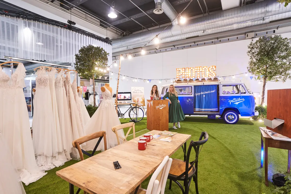 Photobus Fotobox mit Requisiten an einer Hochzeitsmesse in der Schweiz - der ganze Messestand im Überblick