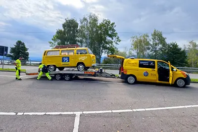 Gelber VW Fotobus Little Miss Sunshine wird vom TCS Truck zum Jubiläumsfest gebracht