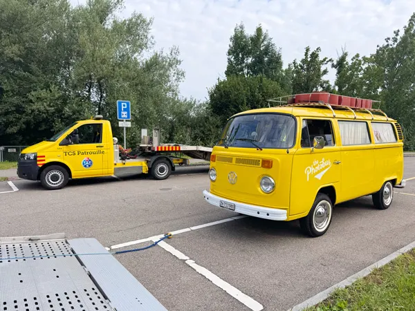 Gelber VW Fotobus Little Miss Sunshine wird vom TCS Truck auf einen Event gebracht