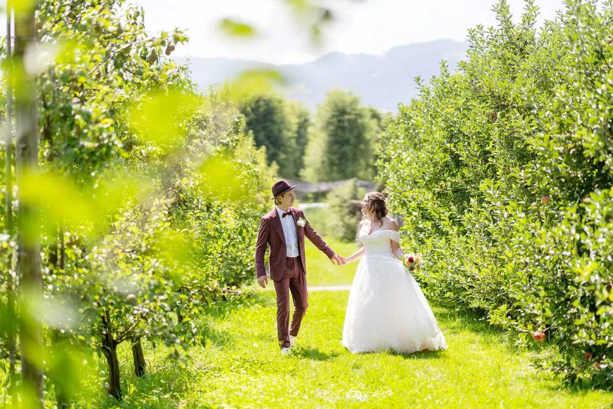 Hochzeitslocation Bächlihof der Juckerfarm mit Apfelbäumen