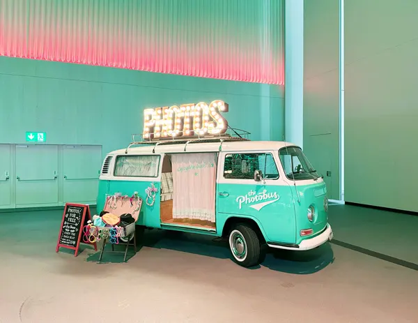 Der Photobus in Mintgrün in einer Messehalle in Zürich
