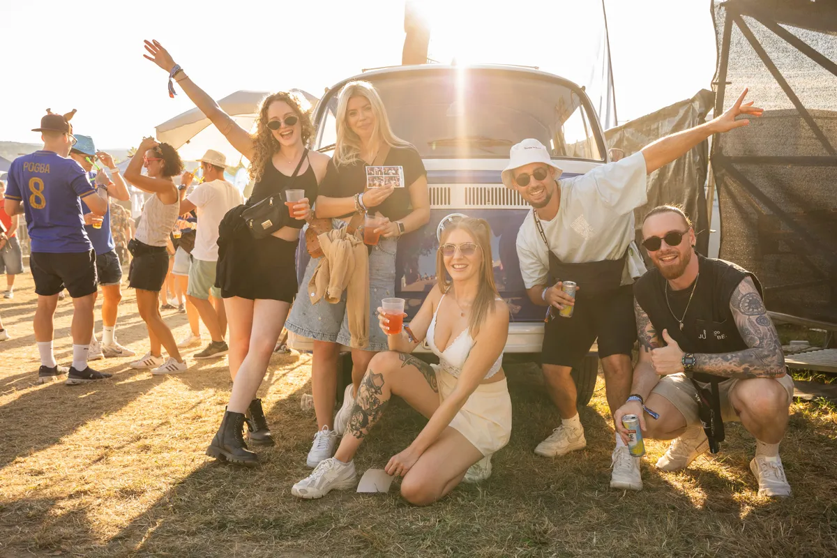 Gruppe von Festivalbesuchern mit Sofortdruck-Foto vor der Photobus Fotobox am Heitere Openair 2026