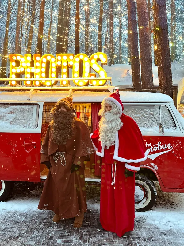 Photobus als Fotobox im weihnachtlichen Schnee mit Lichterketten