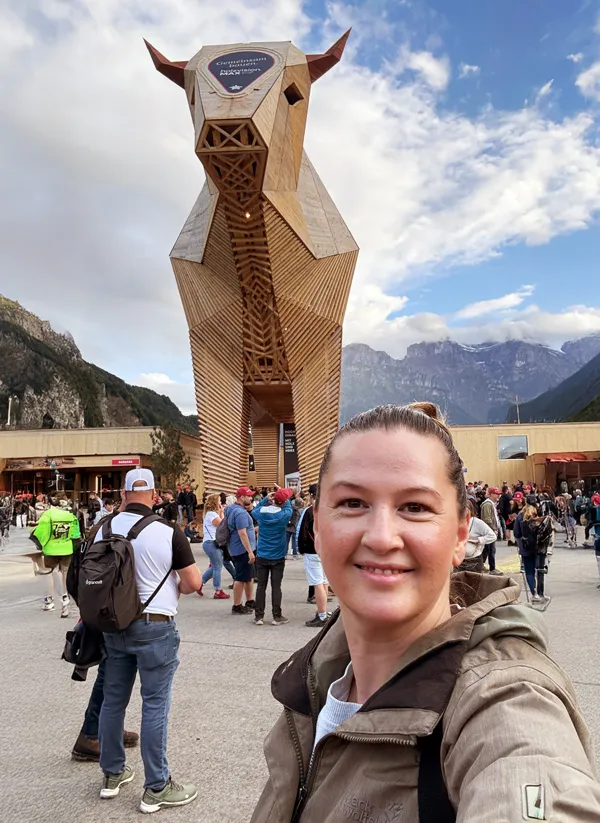 Joelle von Photobus Fotobox am ESAF 2025 neben dem Muni Ueli, dem Preis für den Schwingerkönig