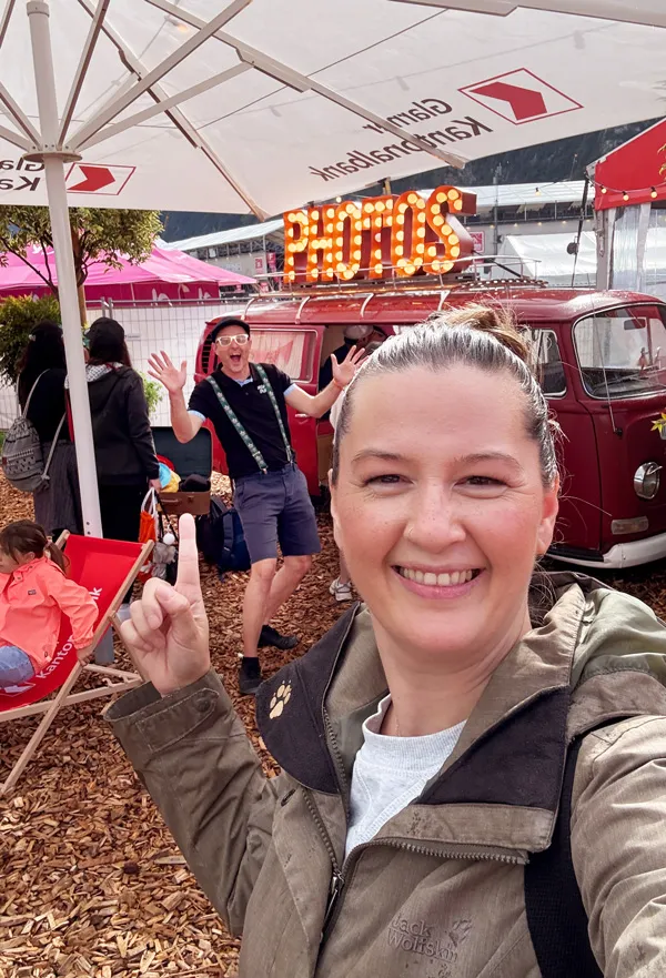 Fotobox Photobus Rusty am ESAF 2025 beim Stand der Glarner Kantonalbank