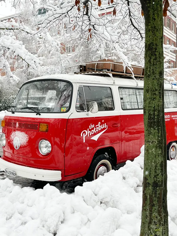 Der Photobus eingebuddelt im Schnee