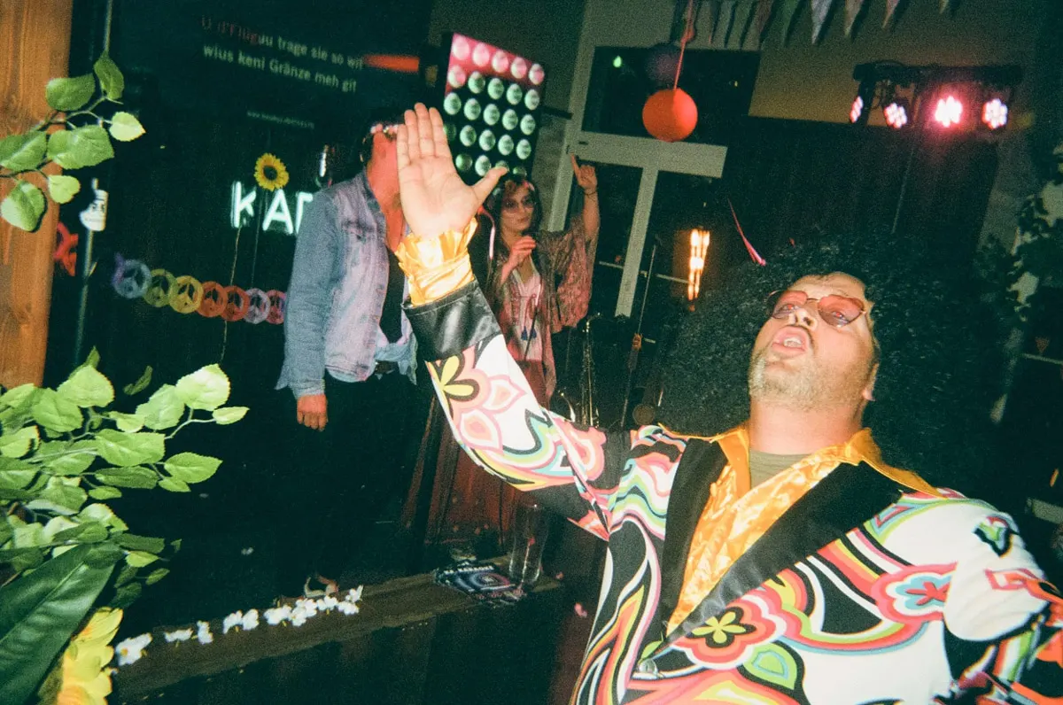 Fotobox Serienbilder auf Hochzeit im Vergleich zu Sofortbildkamera