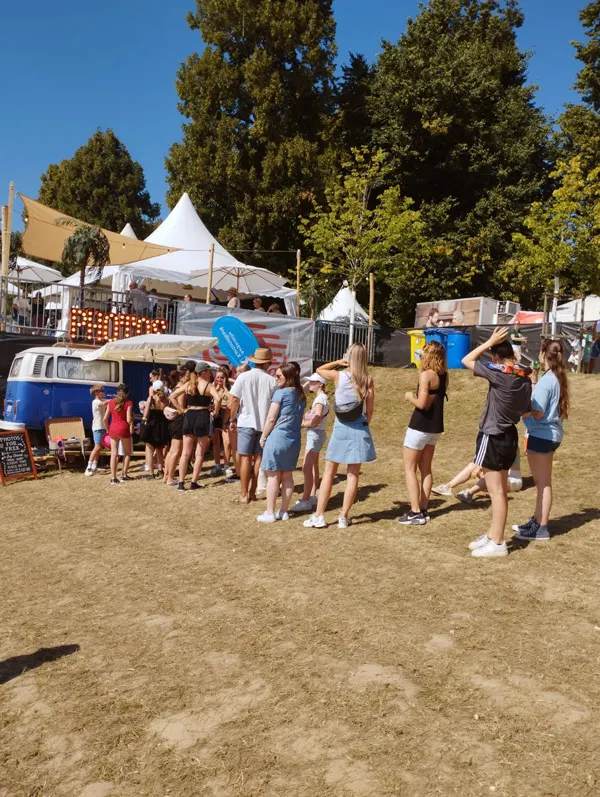 Warteschlange vor dem Photobooth am Heitere Openair