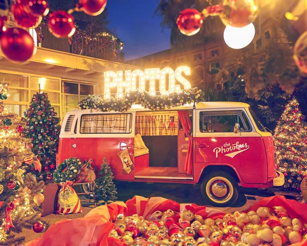 Die Fotobox für Weihnachten mit viel Weihnachtsschmuck eingebaut in den Photobus