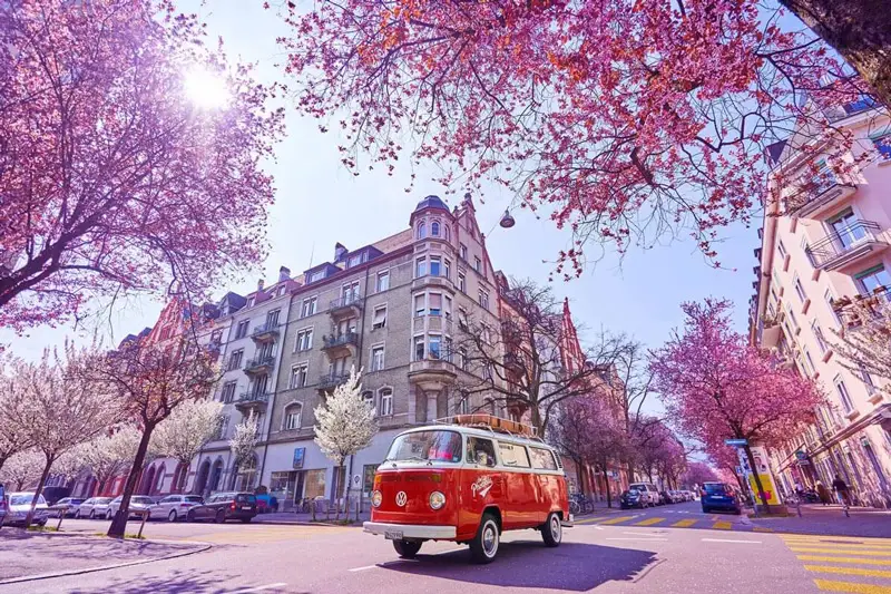 Der Photobus auf der Strasse im Zentrum in Zürich mit der Fotobox im Gepäck