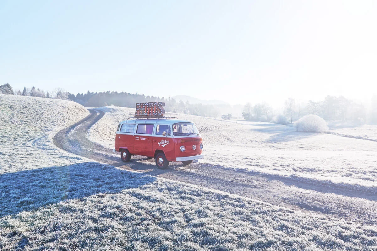 Der Fotobus auf schneebedeckter Strasse