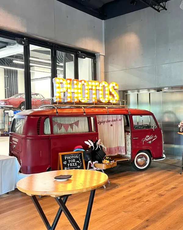 Photobus in der Autohalle Andelfingen zwischen Oldtimern im Winter