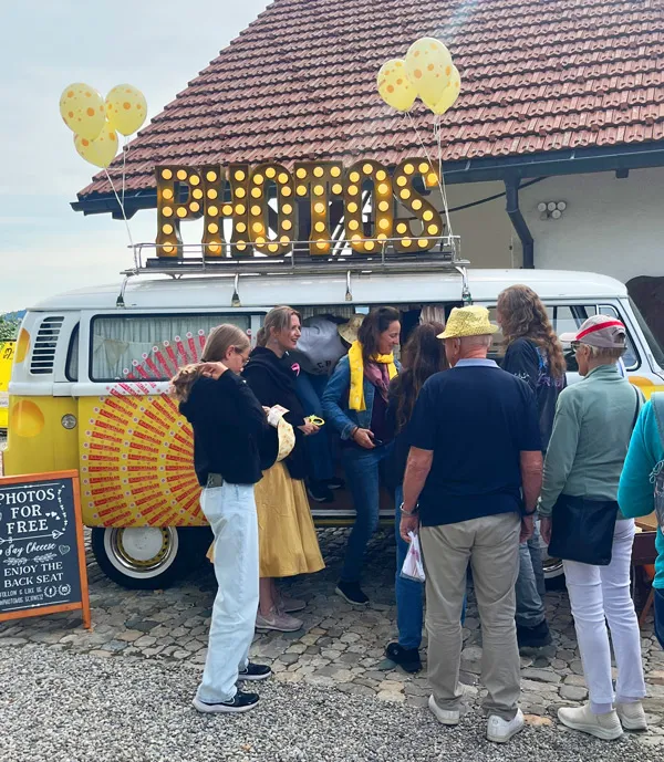 Besucherinnen und Besucher stehen Schlange vor dem Photobus am Emmentaler AOP Tag