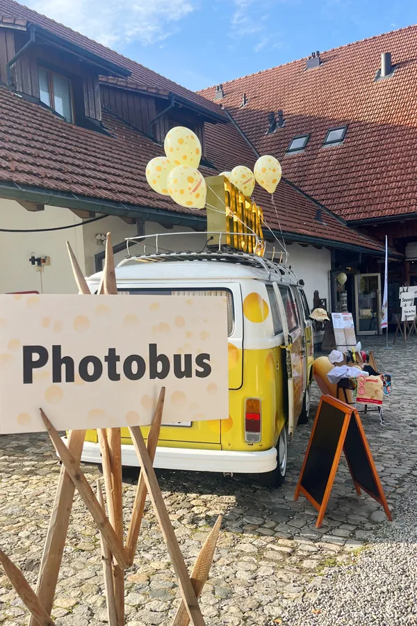 Tafel welche den Photobus ankündigt