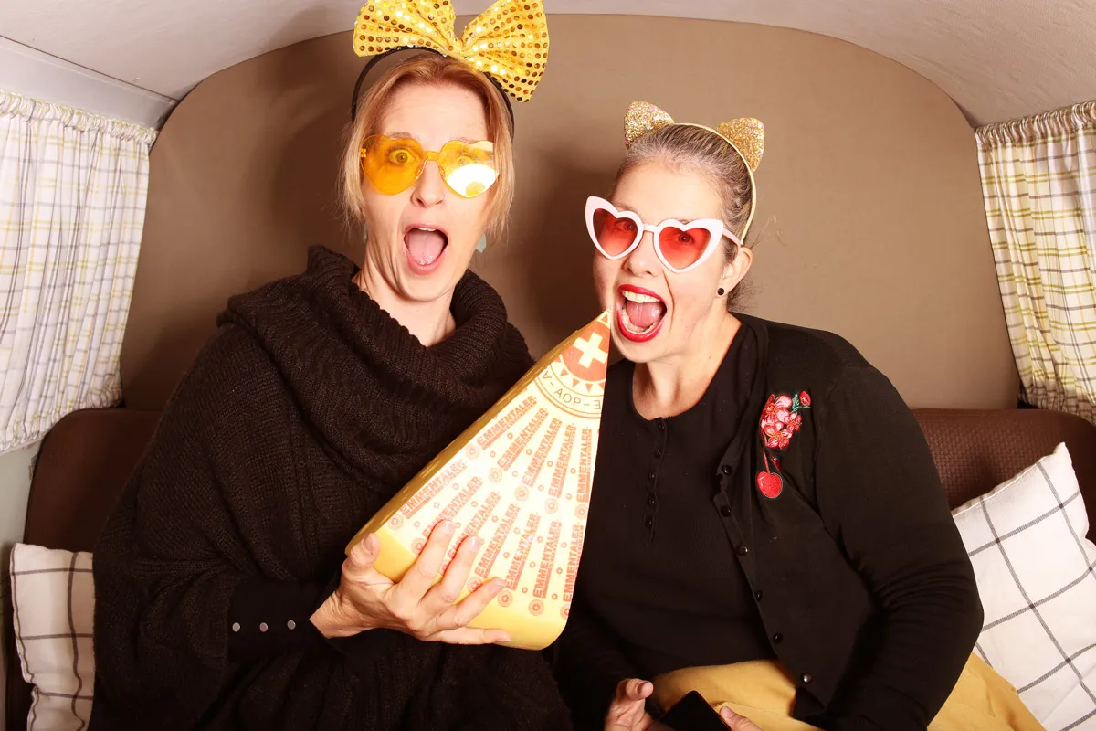 Andrea und ihre Kollegin nach erfolgreichem Transport des Festivalbus – Teamwork und Girl-Power.