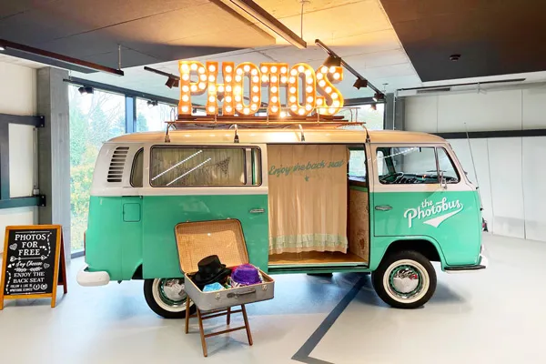 Photobus weihnachtlich dekoriert für Events in der Autohalle Andelfingen