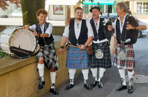 ärn-Pipes spielen Dudelsackmusik bei einem Event in Bern mit Fotobox von Photobus Schweiz