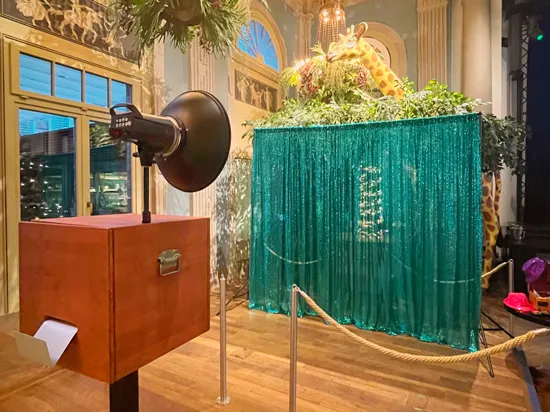 Retro Stand-Fotobox mieten aus Holz mit Sofortdruck und professionellste Technik die es gibt