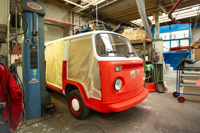 Der erste Photobus der Schweiz während des Umbaus 2015 in der Werkstatt – hier entsteht das Original