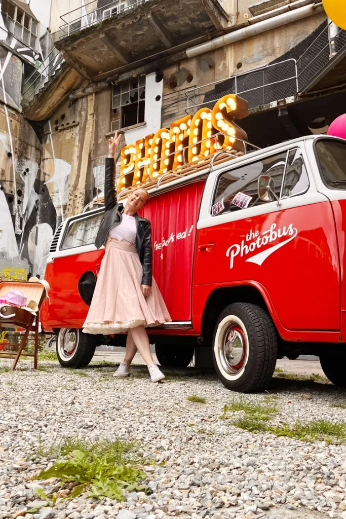 Photobus Schweiz Hostesse am VW Bulli