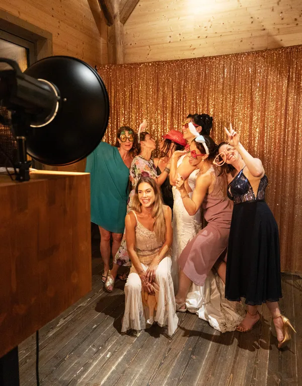 Gäste nutzen die Profi-Fotobox im Einsatz und profitieren dank DSLR-Technik von gestochen scharfen Bildern in Studioqualität.