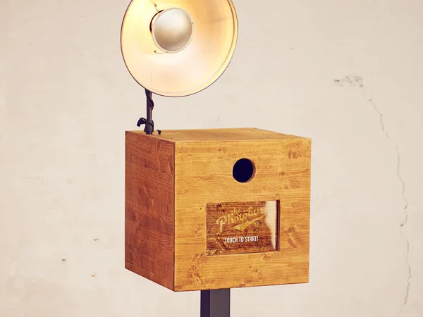 Party-Stimmung mit der Fotobox: Gäste lachen und feiern mit lustigen Requisiten auf  einem Firmenevent.