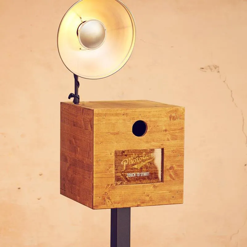 Nahaufnahme der professionellen Fotobox aus Holz mit Studio-Blitz (Beauty Dish) und Touch-Display, bereit für Events in Zug.