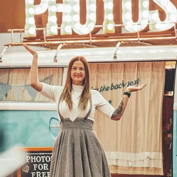 Joëlle Sahli ist unsere Expertin von Offerten und Kundenbetreuung bei Photobus Schweiz und hat schon jahrelange Erfahung im Kalkulieren von Events mit Fotoboxen und Photobusse
