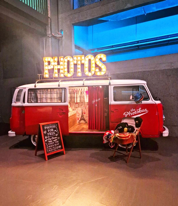 Roter Photobus im JED Events Schlieren als Fotobox für Corporate Anlass