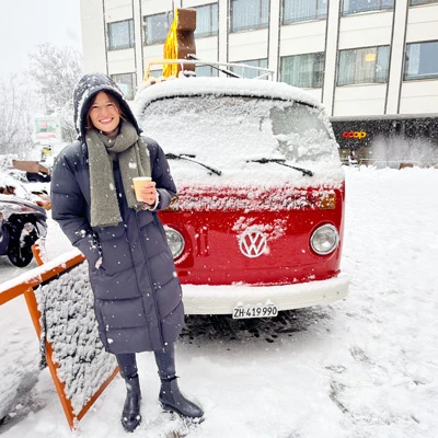 Photobus-Wintereinsatz: Betreuerin Celine beim Event in der Schweiz. Beweis für sichere Anlieferung und Funktion im Schnee.